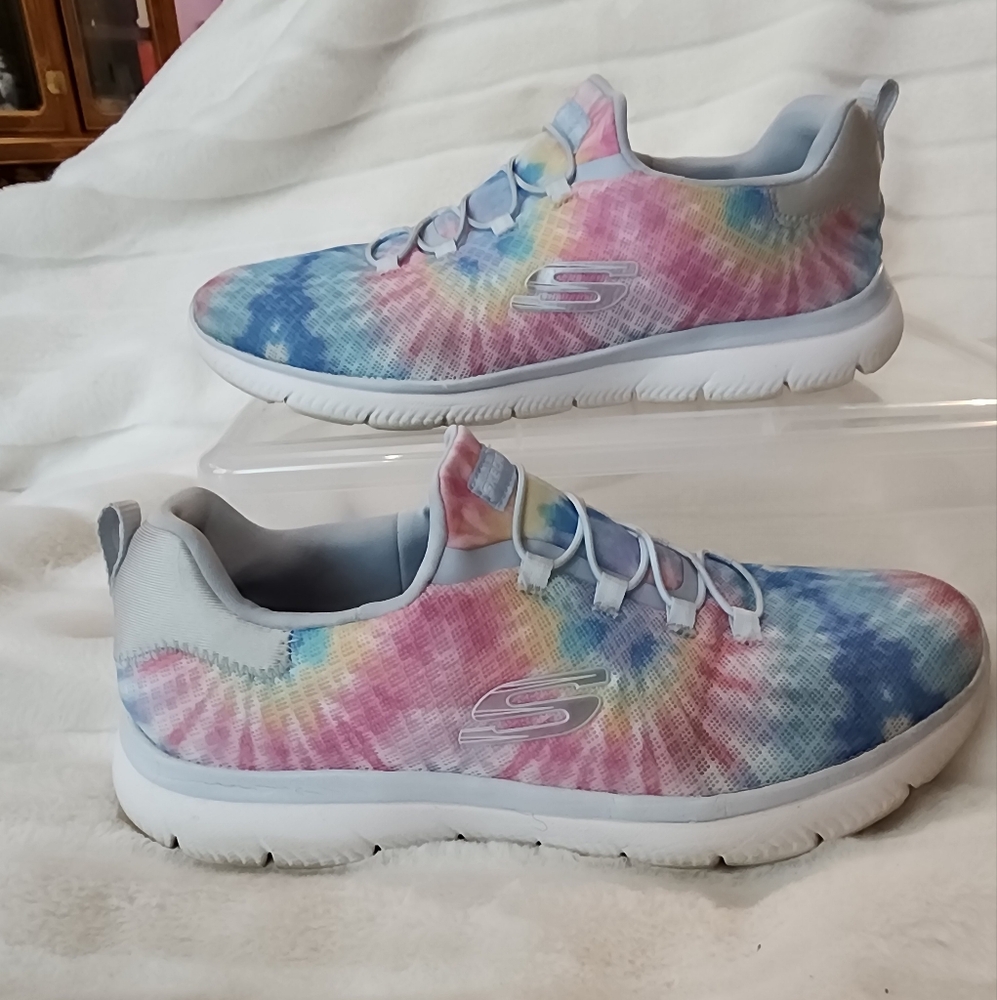 9W. Gently Worn.  Skechers Women's Vivid Views Sneakers